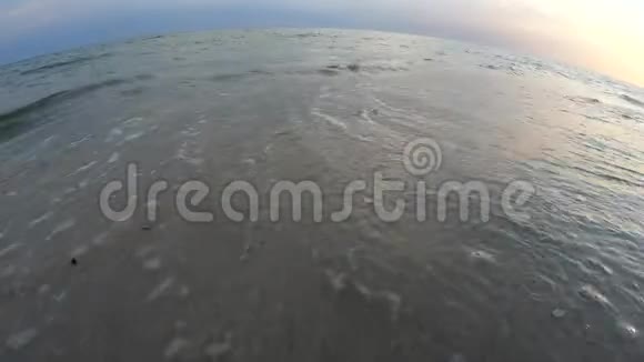 沙滩上舒缓的海浪视频的预览图