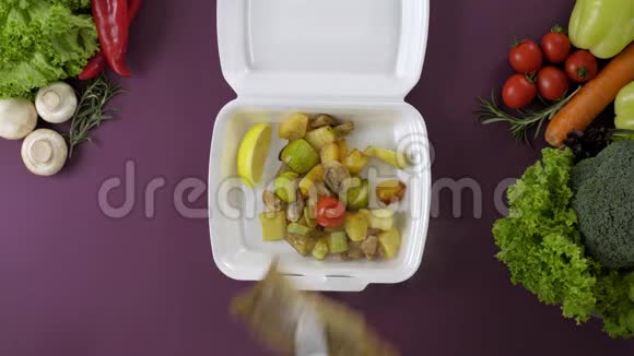 用发泡胶盒包装外卖食品带鱼和土豆的新鲜外卖套餐视频的预览图