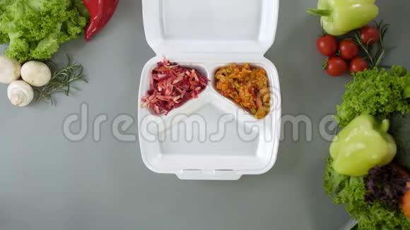 用发泡胶盒包装外卖食品新鲜外卖套餐鸡胸肉米饭蔬菜和沙拉视频的预览图