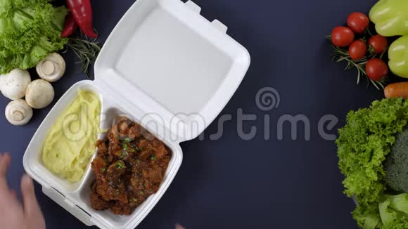 用发泡胶盒包装外卖食品提供新鲜的外卖套餐包括土豆泥和土豆泥视频的预览图