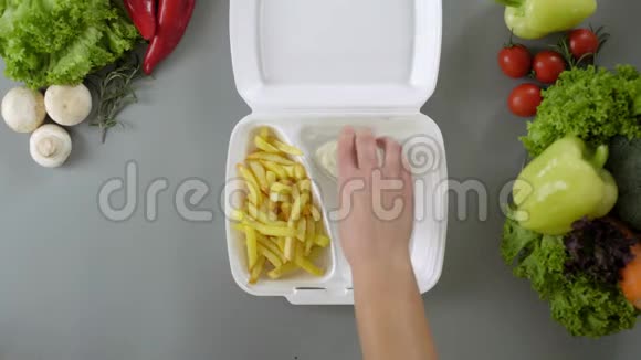 用发泡胶盒包装外卖食品新鲜外卖套餐含鸡块和炸薯条视频的预览图