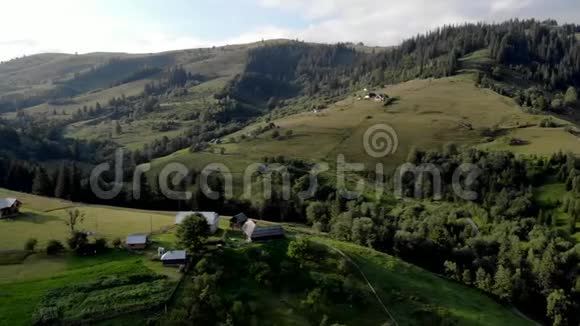 乌克兰喀尔巴阡山脉的村庄视频的预览图