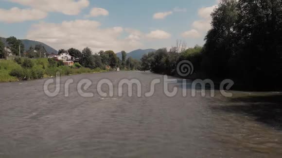 喀尔巴阡山的乡村小河山视频的预览图