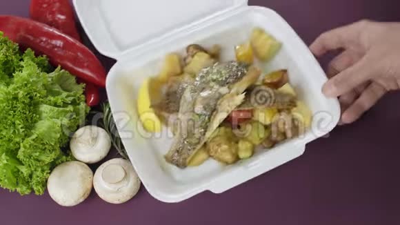 用发泡胶盒包装外卖食品带鱼和土豆的新鲜外卖套餐视频的预览图