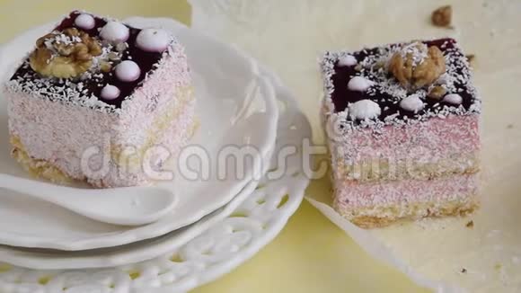 黄色背景的美味草莓蛋糕奶油甜点视频的预览图