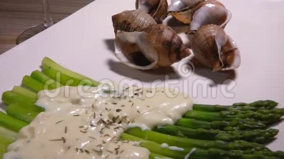 煮熟的海蜗牛加煮芦笋视频的预览图