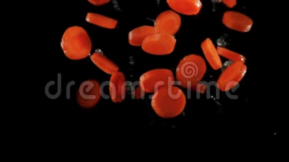 新鲜的有机胡萝卜在黑色的背景下随着水滴飞舞视频的预览图