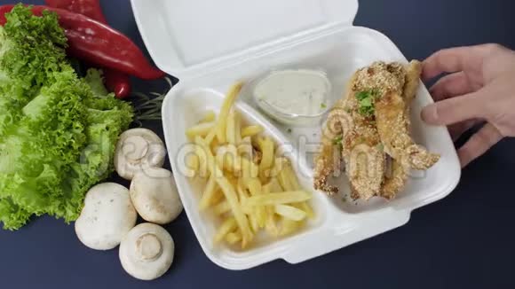 用发泡胶盒包装外卖食品新鲜外卖套餐含鸡块和炸薯条视频的预览图