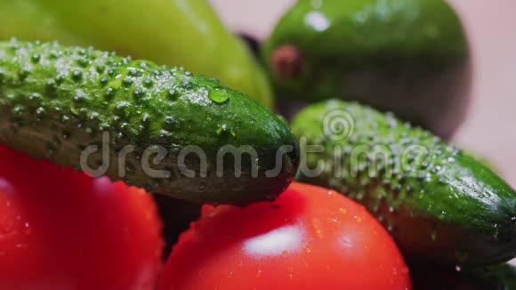 电影滴落下来流到黄瓜和西红柿上MACRO有机纯净的农场蔬菜特写视频的预览图