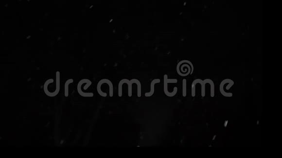 降雪的概念落在黑色背景下的雨滴或雪视频的预览图