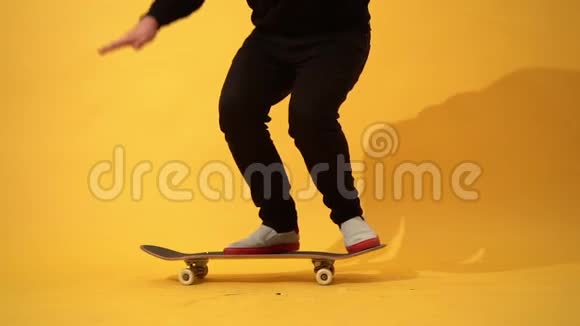 滑板运动员表演滑板技巧在混凝土上弹出它运动员在黄色背景下练习跳跃准备视频的预览图