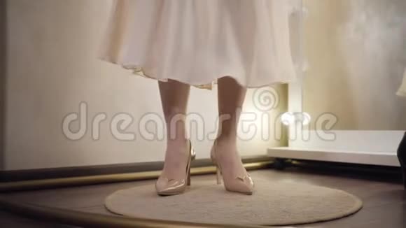 在更衣室里穿着优雅的米色高跟鞋的白种人女性双脚特写年轻时尚视频的预览图