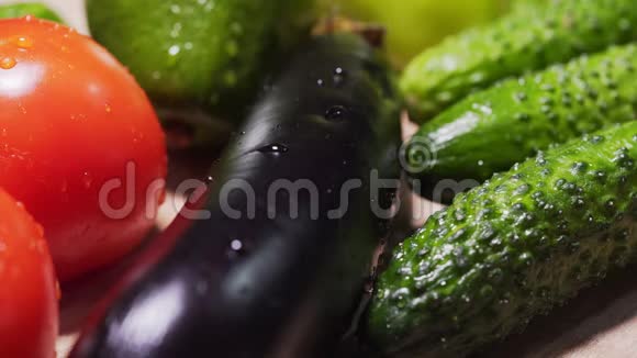 水滴在一组蔬菜上茄子在中心新鲜纯素产品接近健康饮食视频的预览图