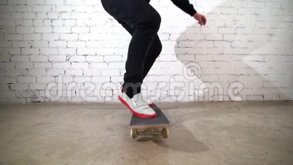 滑板运动员在混凝土上表演滑板技巧踢翻运动员在白色背景下练习跳跃准备视频的预览图