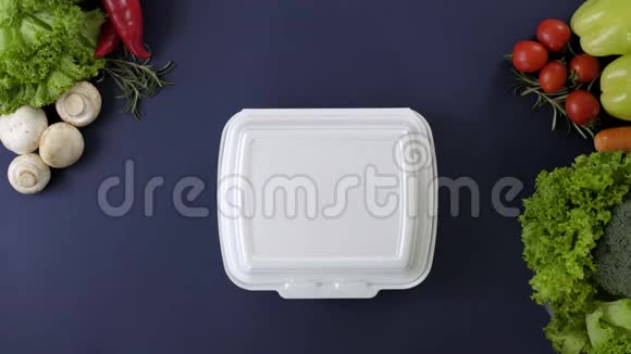 用发泡胶盒包装外卖食品提供新鲜的外卖套餐包括土豆泥和土豆泥视频的预览图
