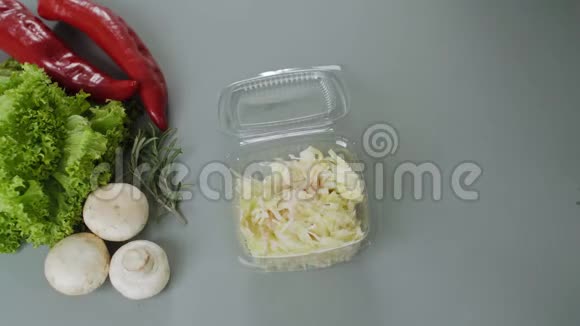 用塑料盒包装外卖食品新鲜的外卖套餐和沙拉视频的预览图