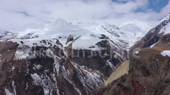 格鲁吉亚高加索山脉白雪覆盖视频的预览图