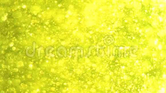 金色气泡慢慢上升黄金背景金色液体内部的大小金泡油视频的预览图