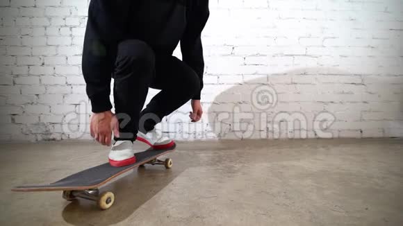 滑板运动员表演滑板技巧360弹在混凝土上运动员在白色背景下练习跳跃准备视频的预览图