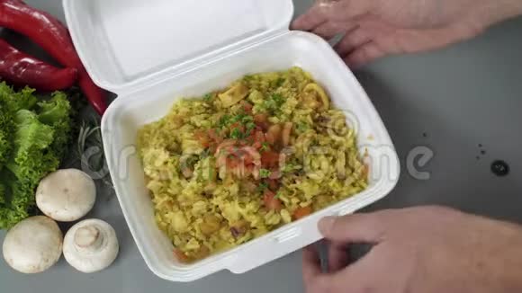 用发泡胶盒包装外卖食品提供新鲜外卖套餐包括米饭视频的预览图