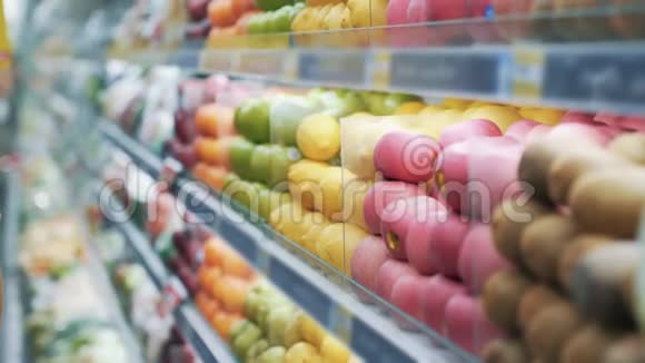 关门卖水果蔬菜的货架卖柠檬的柜台视频的预览图