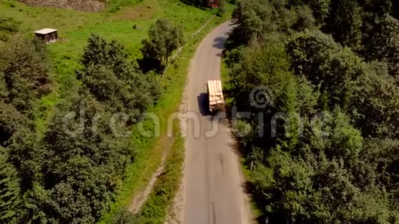 在山上的道路上的汽车的鸟瞰图视频的预览图