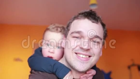 特写幸福的父亲和儿子的肖像视频的预览图