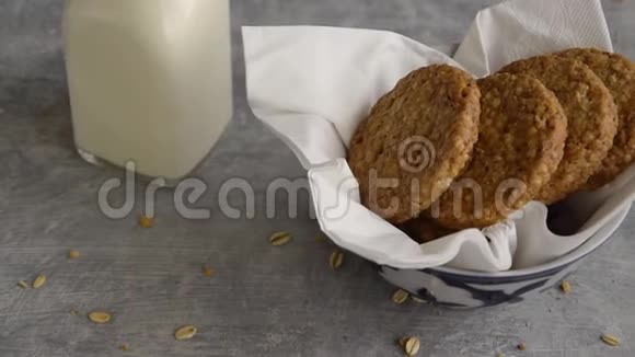 健康零食燕麦牛奶和燕麦饼干视频的预览图