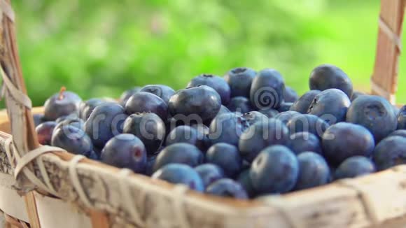 大蓝莓正落在满是浆果的篮子里视频的预览图