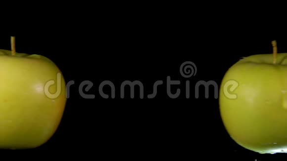 两个绿色的大苹果在黑色的背景上互相碰撞视频的预览图
