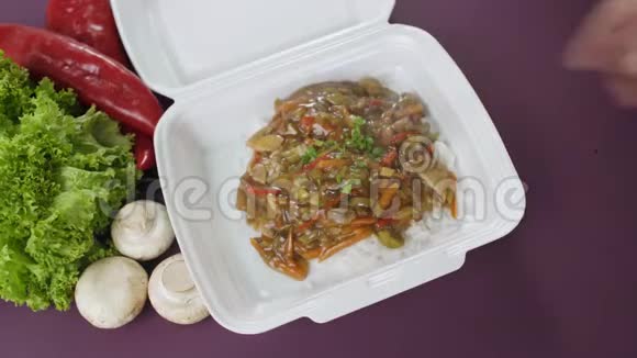 用发泡胶盒包装外卖食品新鲜外卖套餐包括米饭和蔬菜视频的预览图