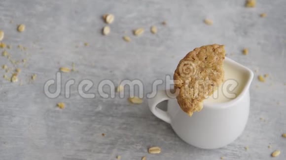 健康零食燕麦牛奶和燕麦饼干视频的预览图