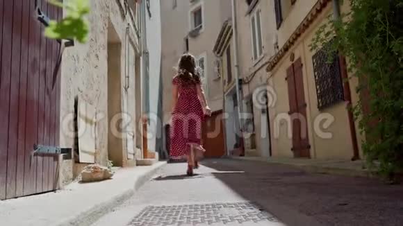 美丽的女孩穿着浪漫的长裙在老巴黎城市的街道上跑掉了后景遥远的看法视频的预览图