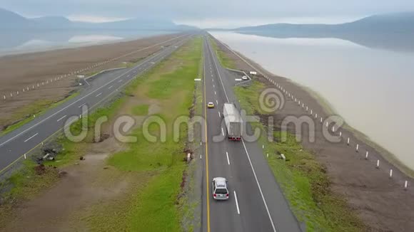 飞越瓜达拉哈拉科利马高速公路的干泻湖路段视频的预览图