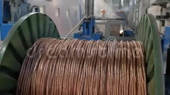 在旋转线圈上缠绕铜电缆电力电缆的生产视频的预览图