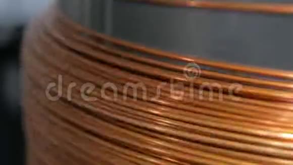 在旋转线圈上缠绕铜电缆电力电缆的生产视频的预览图