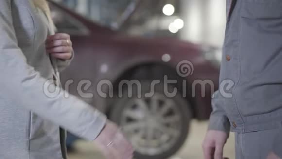 白人男女在汽车修理店握手的特写镜头成功的女商人和专业人士视频的预览图