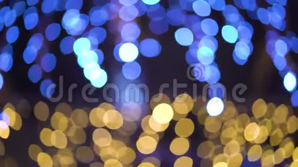 外面的节日装饰用蓝色和金色的花环装饰视频的预览图