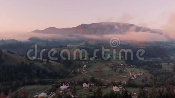 多山乡村的雾状日出视频的预览图
