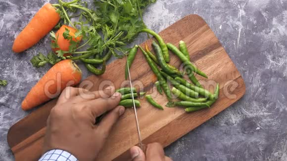 人手加工蔬菜的俯视图视频的预览图