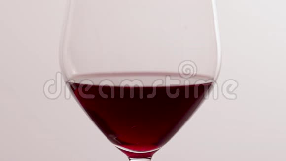 一杯红酒在豪华假日品尝活动中倒入饮料质量控制飞溅液体运动背景视频的预览图