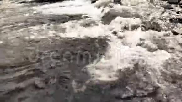 关闭石头之间流动的快速河流视频的预览图