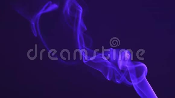 明亮的蓝色烟雾在黑暗的背景下隔离芳香疗法神秘主义和巫术的概念视频的预览图