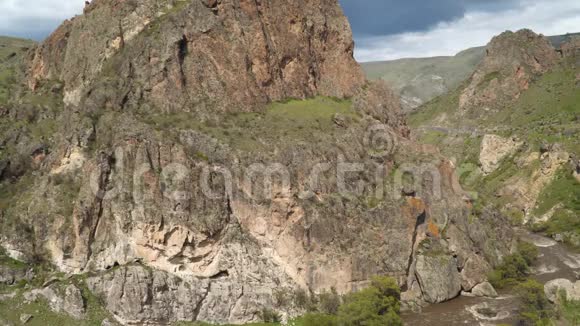 山峦叠嶂中的山河视频的预览图