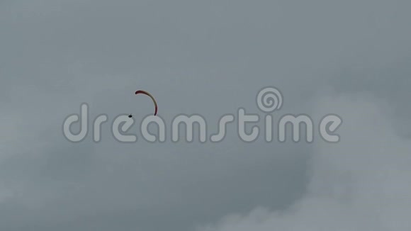 男人在云层背景下滑翔视频的预览图