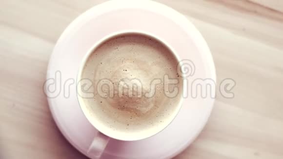 早晨的咖啡杯牛奶放在大理石石板上热饮放在桌子上上面有食物录像和食谱视频的预览图