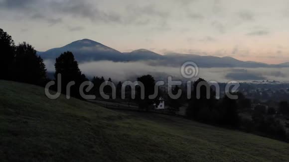 在山村的雾天早晨视频的预览图