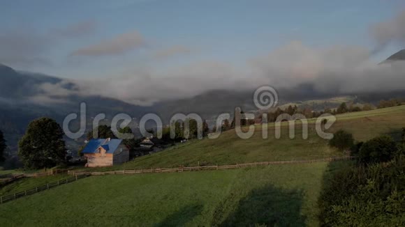 一个朦胧的早晨村庄的风景视频的预览图