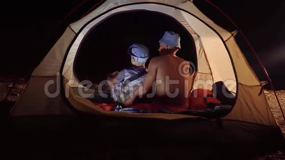 儿子和父亲晚上在帐篷里视频的预览图