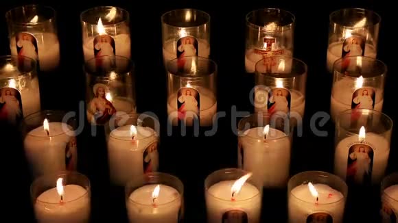 法国塞纳河沿岸鲁昂圣母大教堂的蜡烛视频的预览图